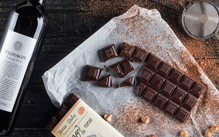 Portada con una copa de vino y chocolate